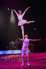 Changzhi Akrobatik - Balet on Shoulders  bei der Premiere des 2. Winterprogrammes 2018 des Circus Krone (©Foto: Martin Schmitz)